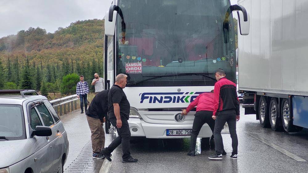 TIR, yolcu otobüsü, polis aracı ve otomobiller çarpıştı: 3 ölü, 10 yaralı 14